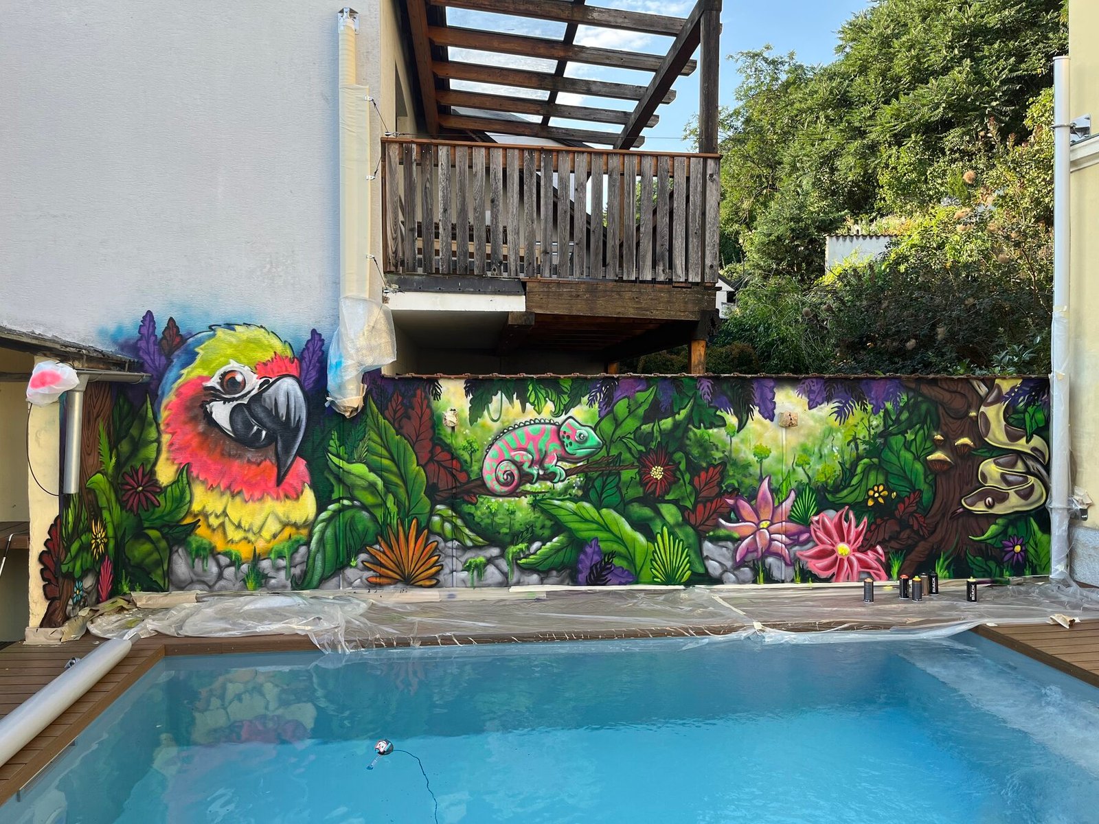 Djungle Mural mit Papagei am Pool