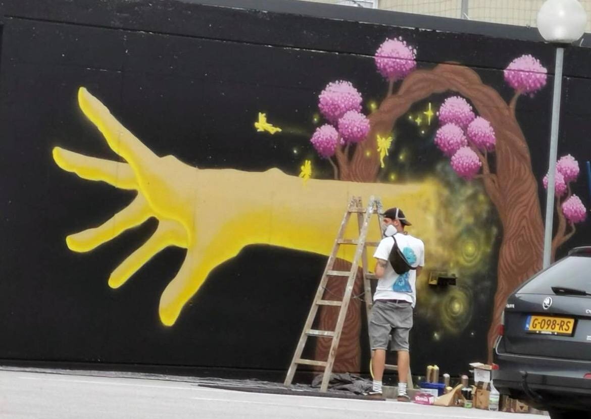 Yellow Hand · Auftragswand
