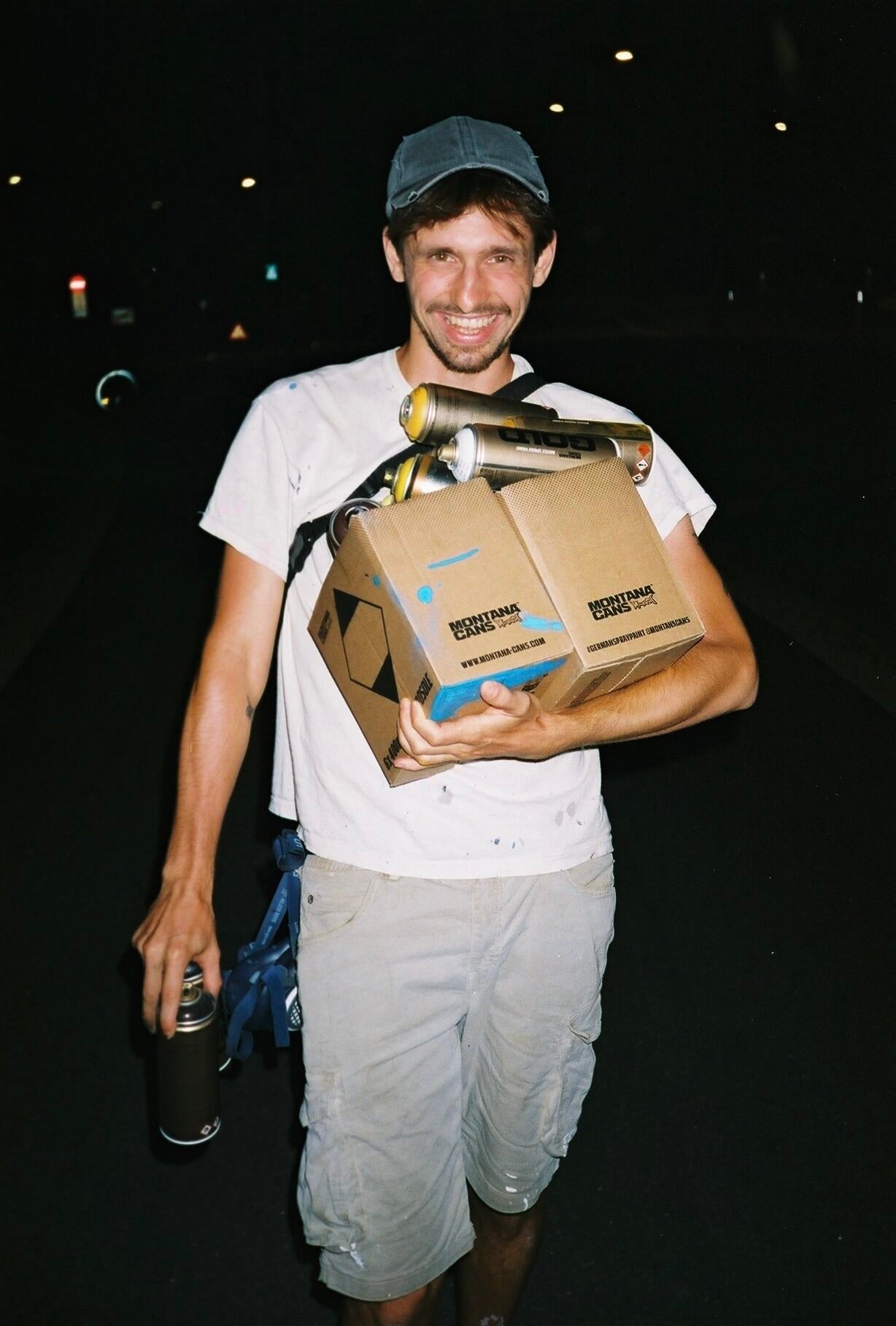 Felix Kaya bei Nacht mit Montana Cans